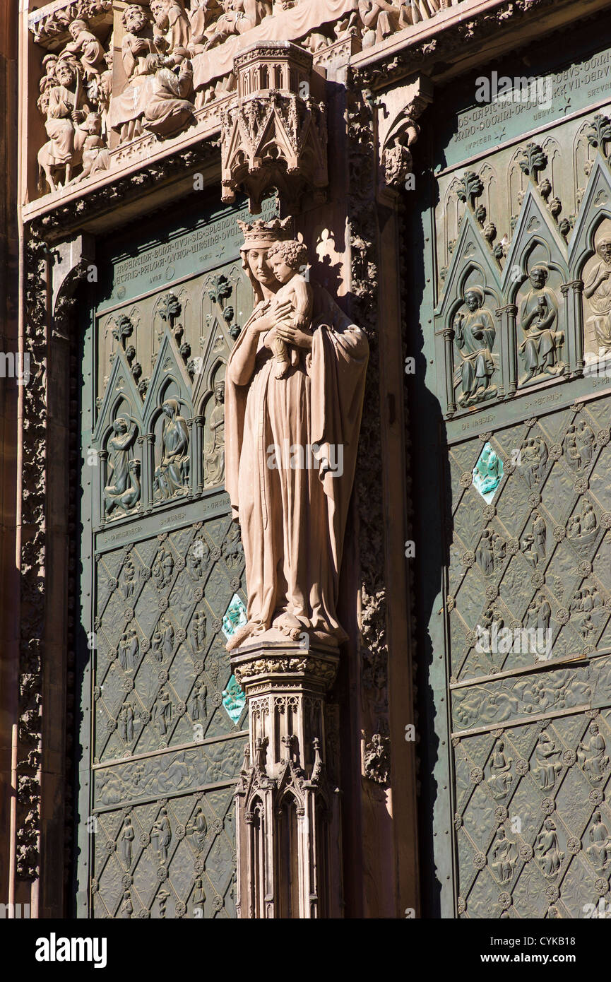 Straßburg, gotische Kathedrale Notre-Dame aus dem 14. Jahrhundert, Hauptportal, Jungfrau Maria mit Kind Statue, Elsass, Frankreich, Europa, Stockfoto
