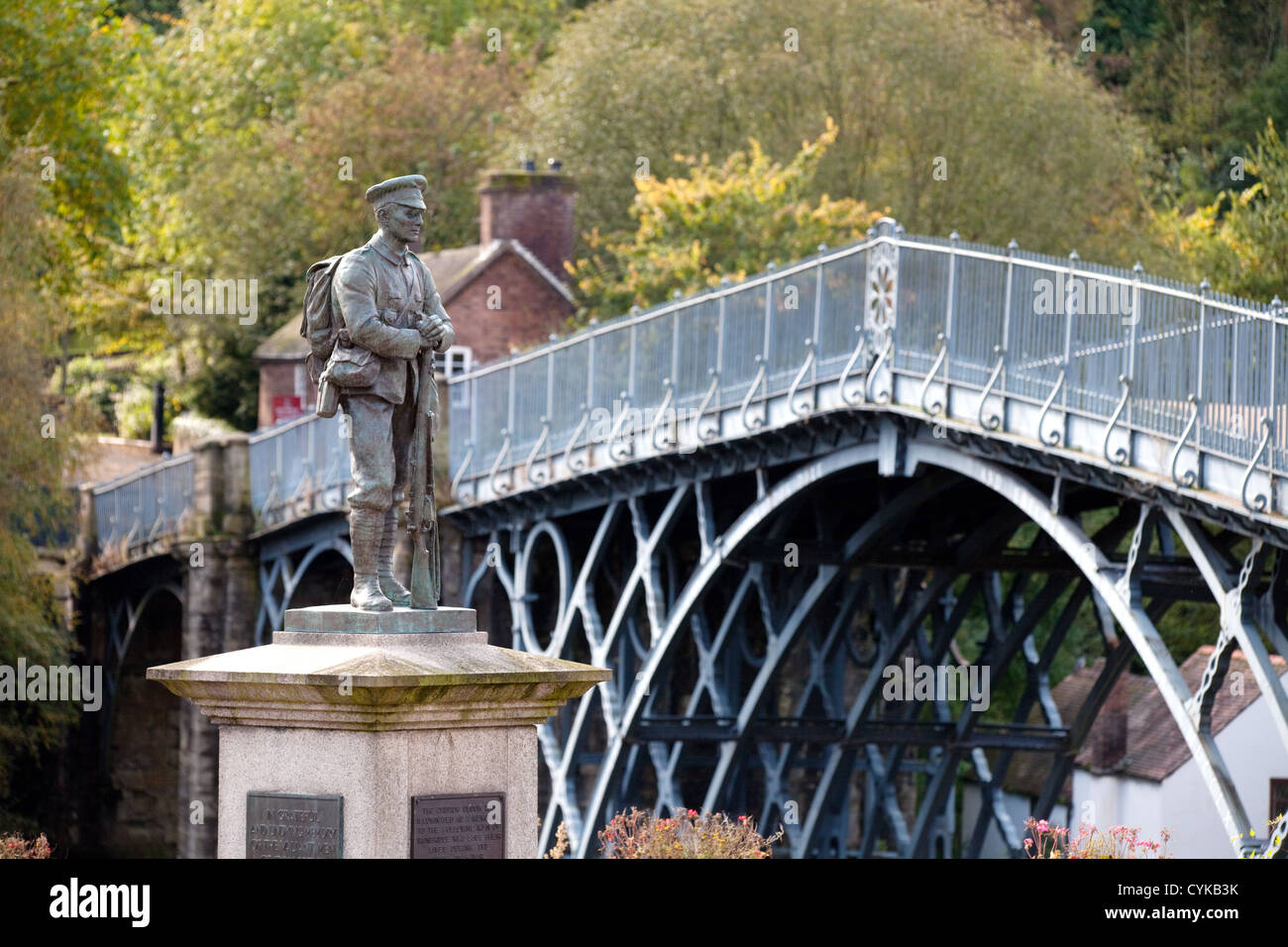 Das Kriegerdenkmal und die Brücke von Ironbridge, Shropshire UK Stockfoto