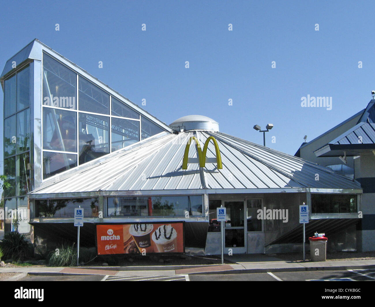 Der McDonalds am 720 N. Main in Roswell, New Mexico Modelle seiner PlayPlace als eine fliegende Untertasse. Stockfoto