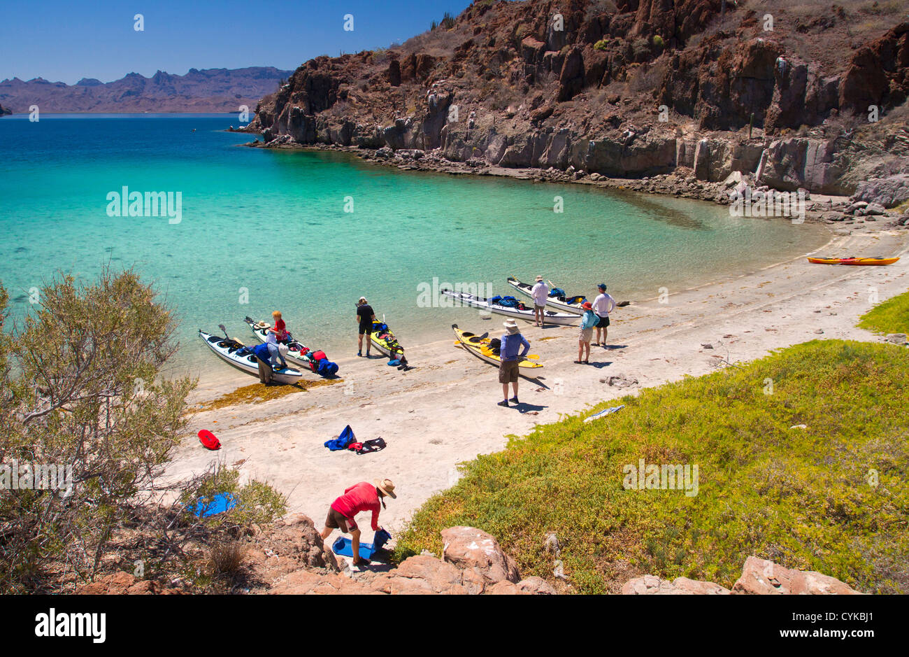 Mexiko, Baja, Sea of Cortez. Ein Seekajak Rastplatz am Azure-farbigen Flitterwochen Cove auf Isla Danzante. (MR) Stockfoto