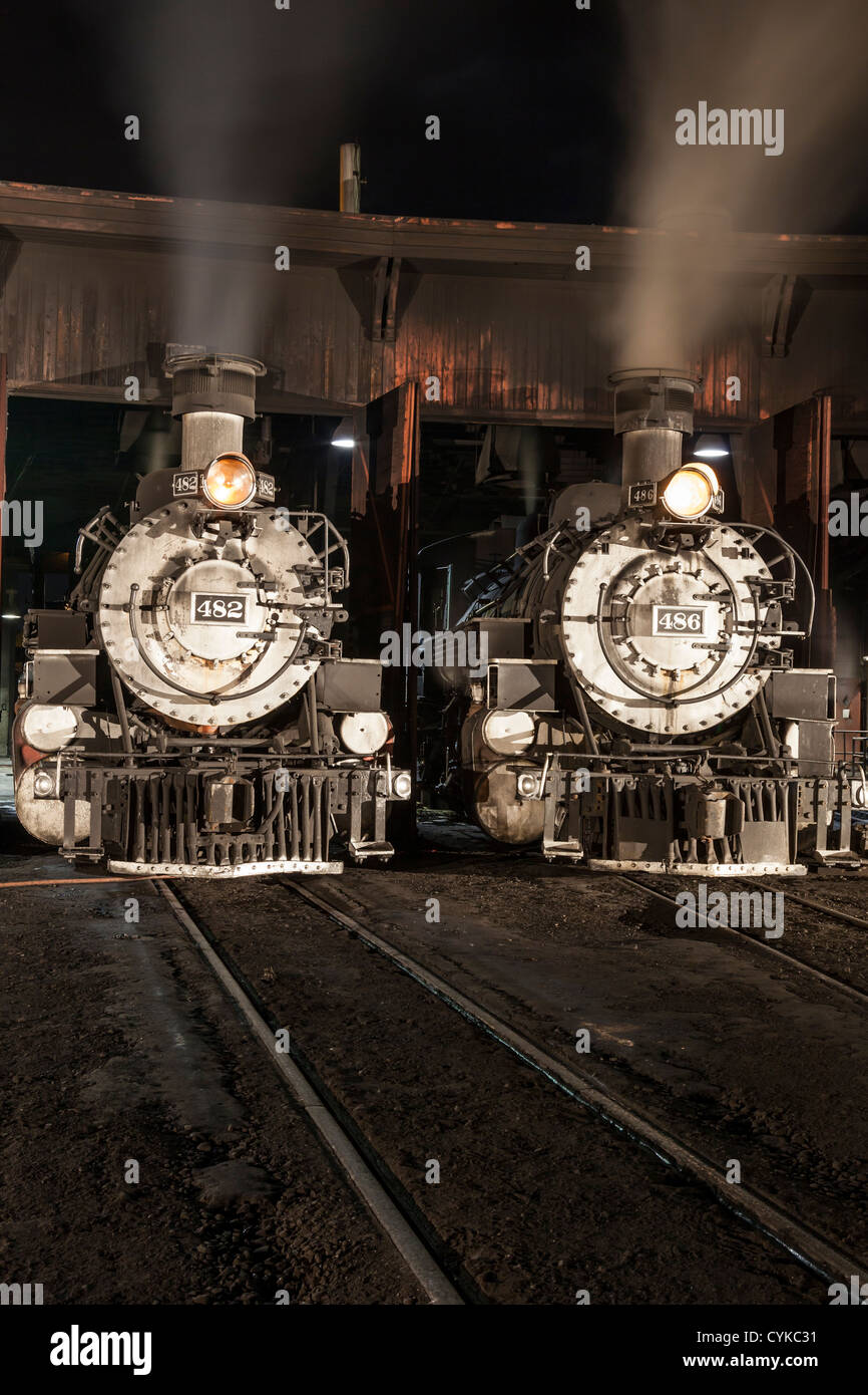 1925 2-8-2 Mikado Typ Baldwin Dampflokomotiven in Durango und Silverton Narrow Gauge Railroad Depot in der Nacht. Stockfoto