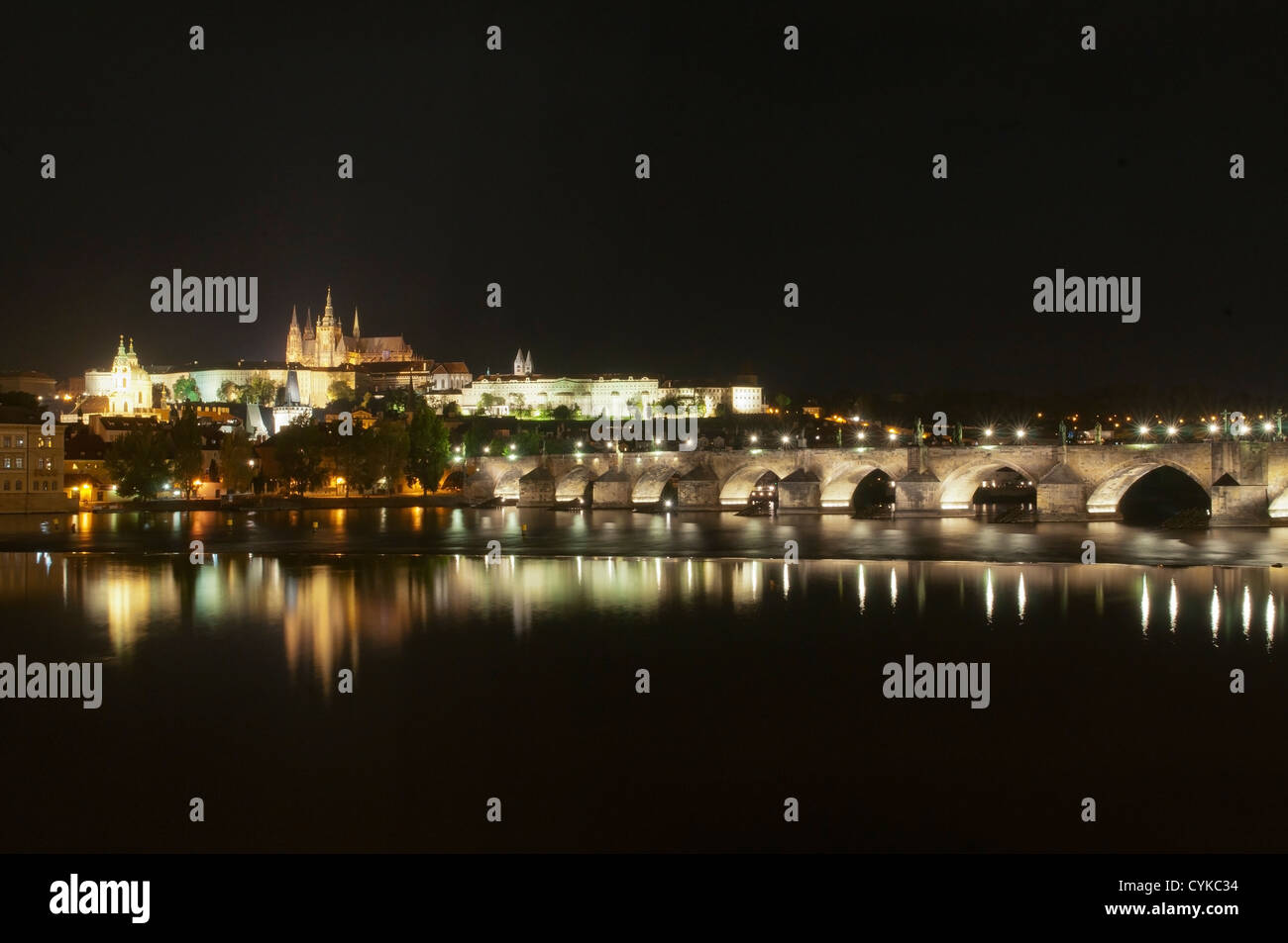 Prager Burg und die Karlsbrücke bei Nacht, Prag, Tschechische Republik Stockfoto