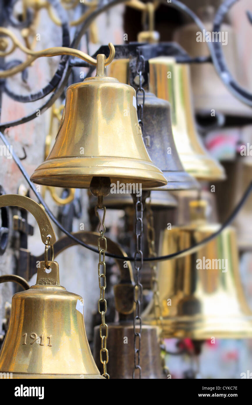 Mehrere goldene Glocken in der alten Stadt von Sirmione am Gardasee, Region Brescia, Lombardei, Italien Stockfoto