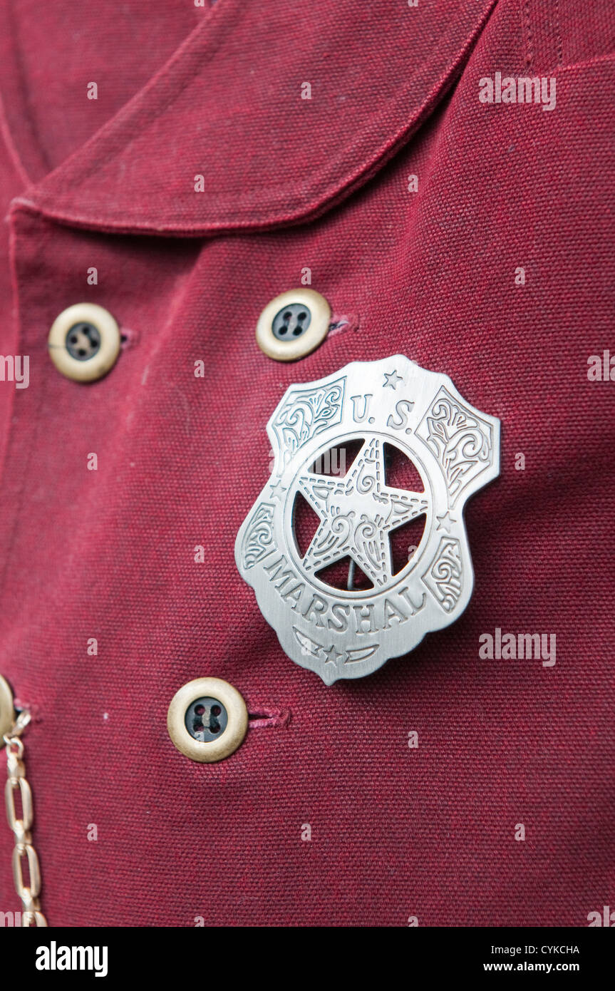 USA, Nevada. Mann in Periode Sheriff Kleid und Abzeichen in Virginia CIty, Nevada zu marshallen. Stockfoto