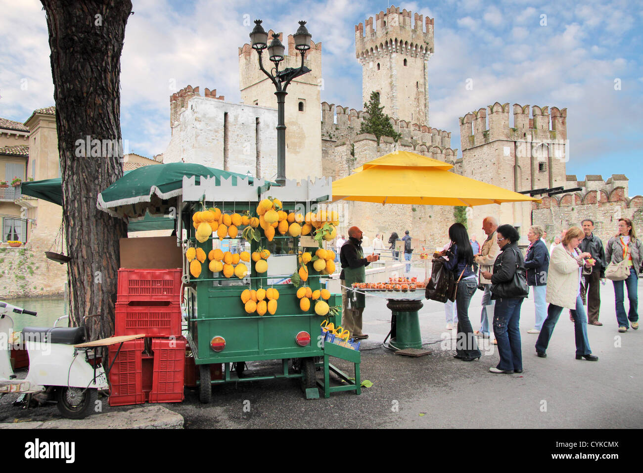 Marktstand mit Zitronen in Sirmione am Gardasee Stockfoto