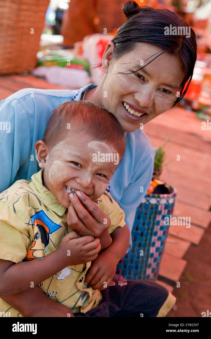 Myanmar, Burma. Burmesisch-Mutter und Sohn, Inle-See, Shan State. Stockfoto