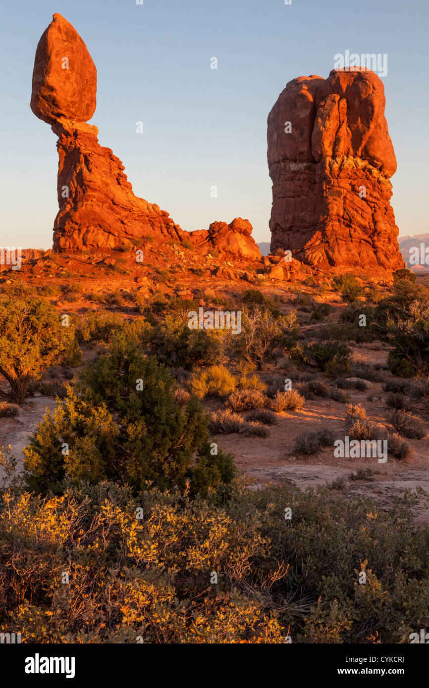 Ausgewogene Felsformation bei Sonnenuntergang im Arches National Park in Utah. Stockfoto