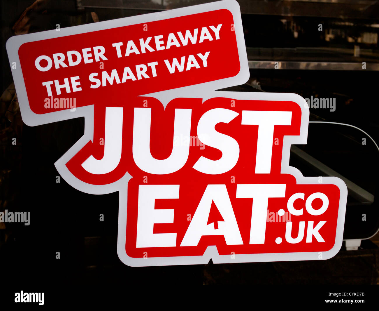 Zeichen für JustEat. Co.UK in eine kleine Fische und Chip-Shop Fenster-Webseite für Kunden zum Mitnehmen Essen bestellen per Internet Stockfoto