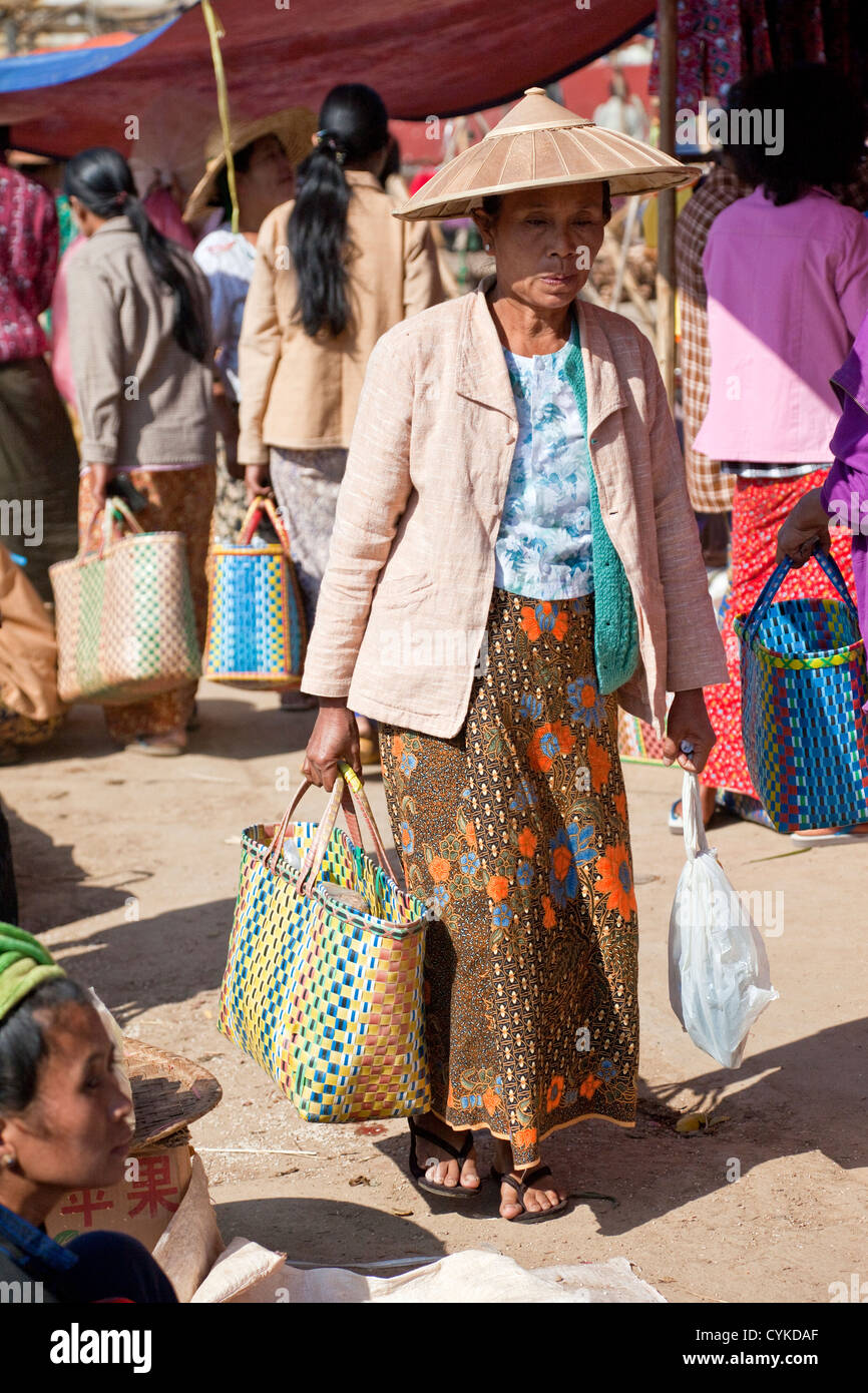 Myanmar, Burma. Birmanischen Frauen Einkaufen auf dem Markt "Five-Day", geben Sie Inle-See, Shan. Stockfoto