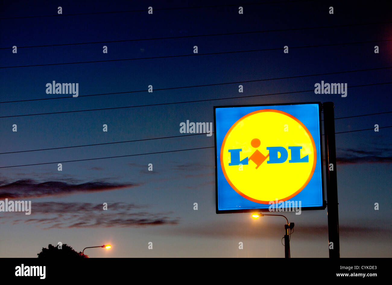 Lidl Discount Supermarkt Zeichen Straßenrand nachts Cardiff Wales UK Stockfoto