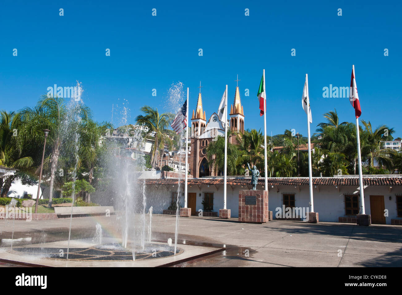 Mexiko, Puerto Vallarta. Park-Hidalgo mit Iglesio del Rexugio, Puerto Vallarta, Mexiko. Stockfoto