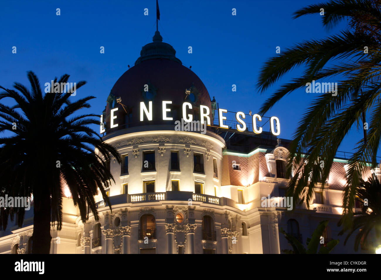 Hotel Le Negresco und Palmen Bäume in der Nacht Masséna Nizza Cote d ' Azur Alpes-Maritimes Provence Frankreich Stockfoto