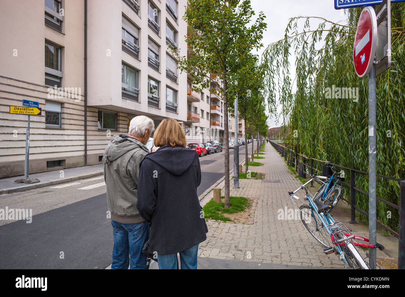 Paar auf Stadtplan Strasbourg Elsass Frankreich Europa Stockfoto