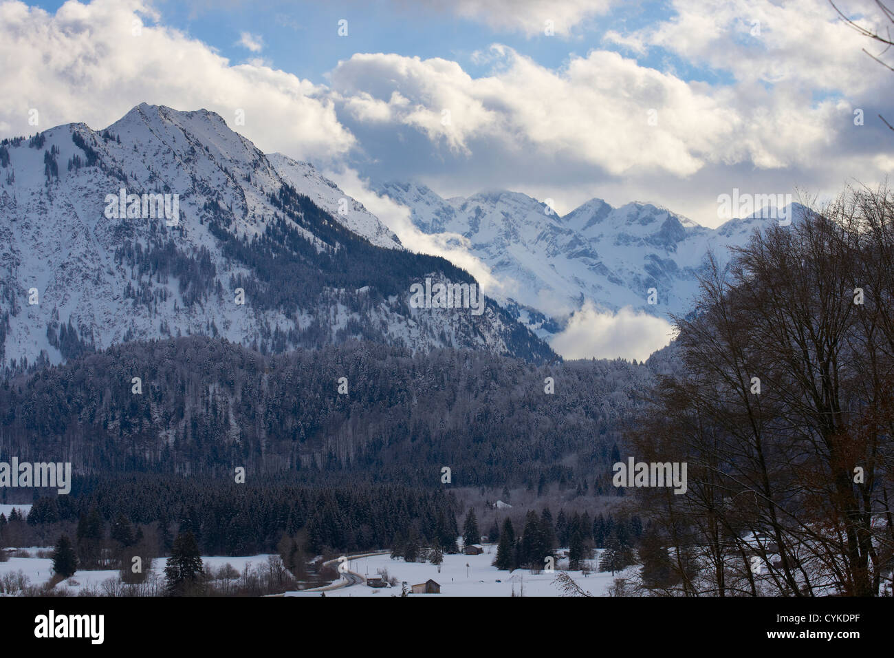 Schneebedeckte Bergkette in den Allgäuer Alpen-Deutschland in der Nähe von Oberstdorf Stockfoto