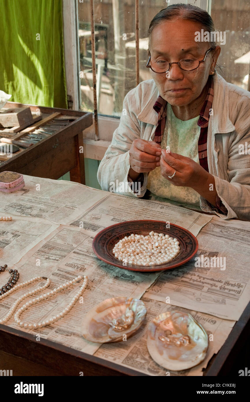 Myanmar, Burma. Burmesische Frau Einfädeln Perlen auf Halskette, Inle-See, Shan-Staat. Stockfoto