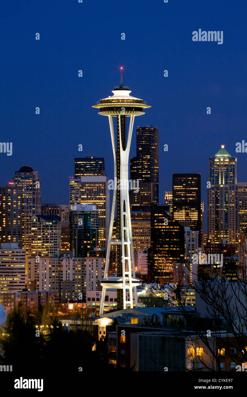 WA05358-00...WASHINGTON - Blick auf die Space Needle und die Skyline von Seattle vom Kerry Park auf dem Queen Ann Hill in Seattle in der Abenddämmerung. 2011 Stockfoto
