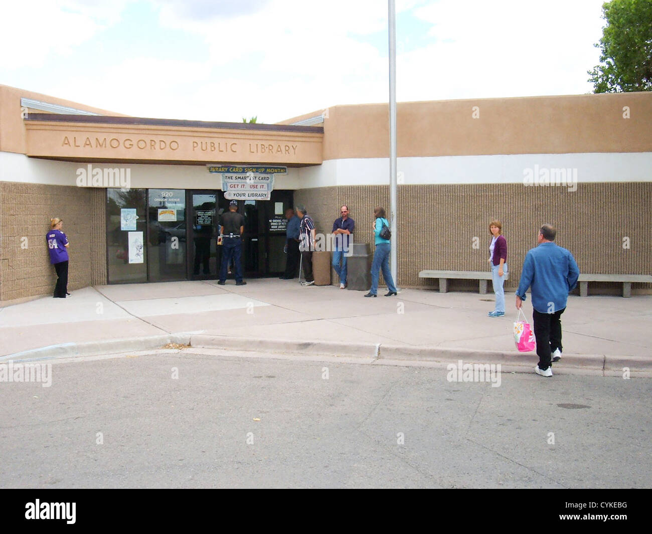 Kunden, die aufgereiht wartet der Alamogordo (New Mexico) Public Library zu öffnen. Stockfoto