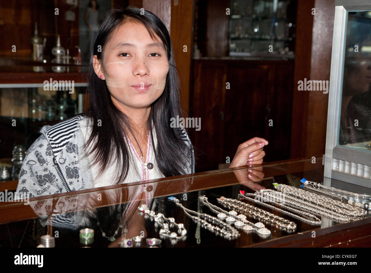 Myanmar, Burma. Junge burmesische Frau bietet Halsketten für Verkauf, Inle-See, Shan State. Stockfoto