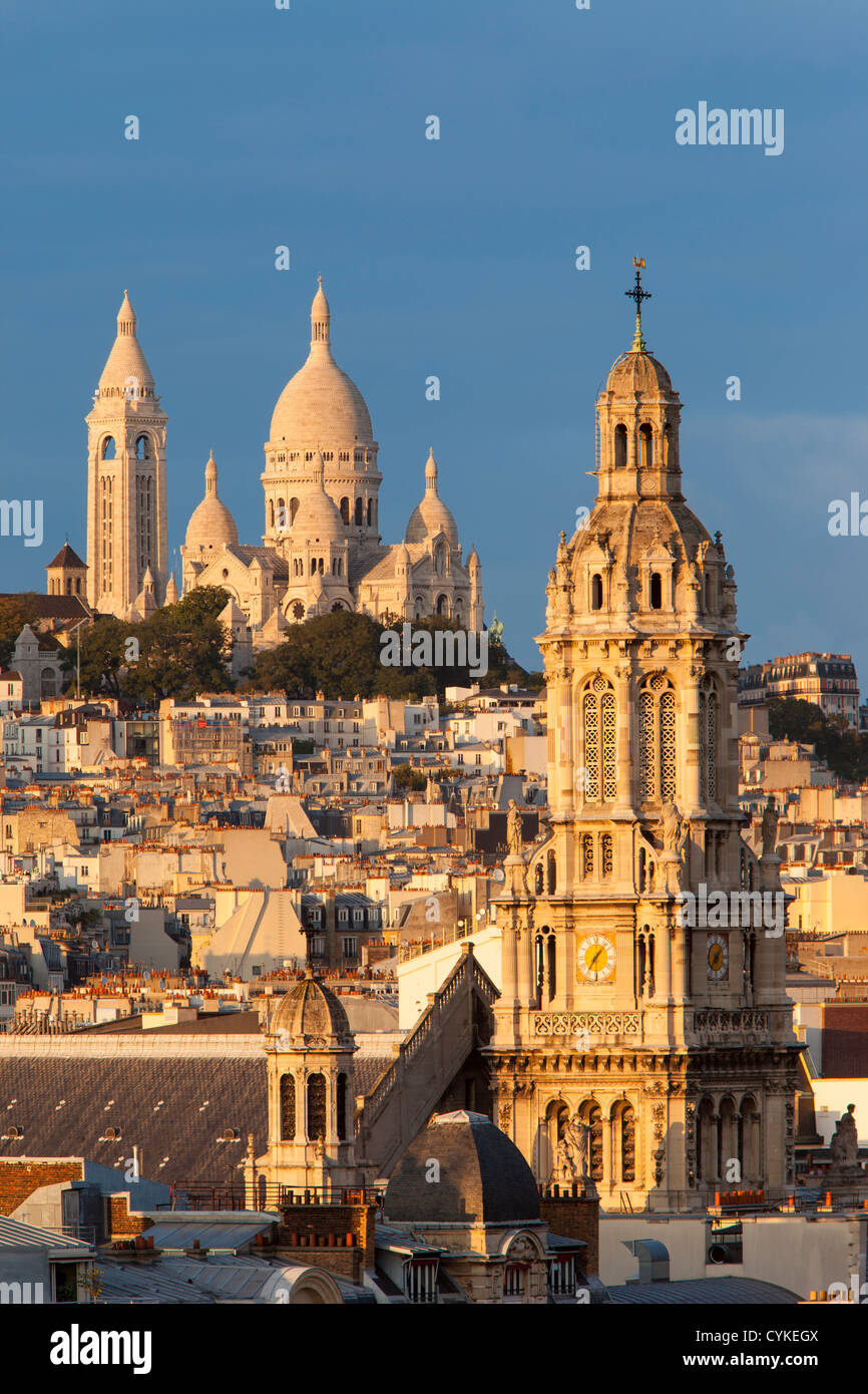 Turm der Trinite d' Estienne d' Orves Kirche Sacre Coeur bei Sonnenuntergang, Paris Frankreich Stockfoto