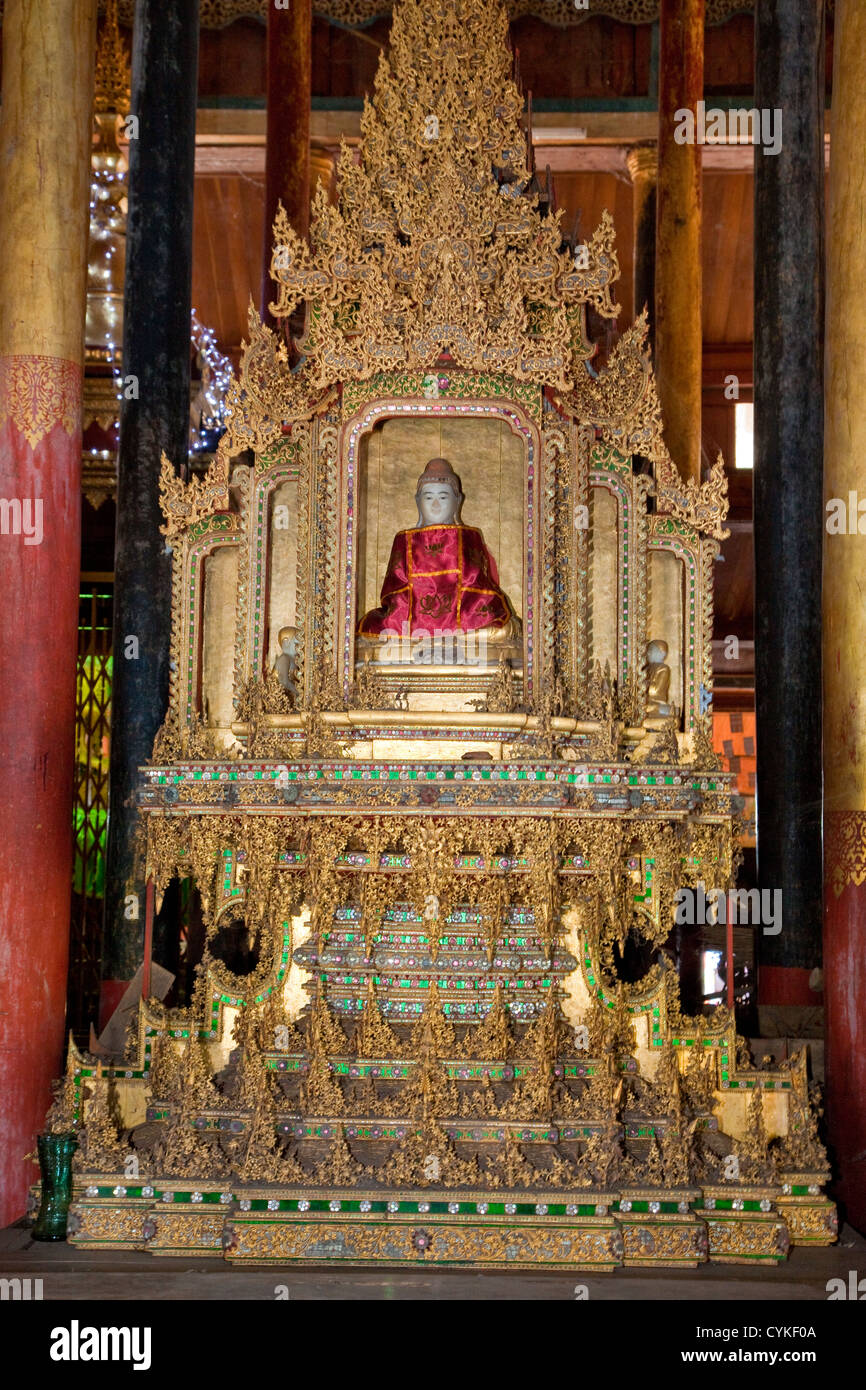 Myanmar, Burma. Buddha-Schrein in der Nga Hpe Kyaung (Springen Katze) Kloster, Inle-See, Shan-Staat. Stockfoto