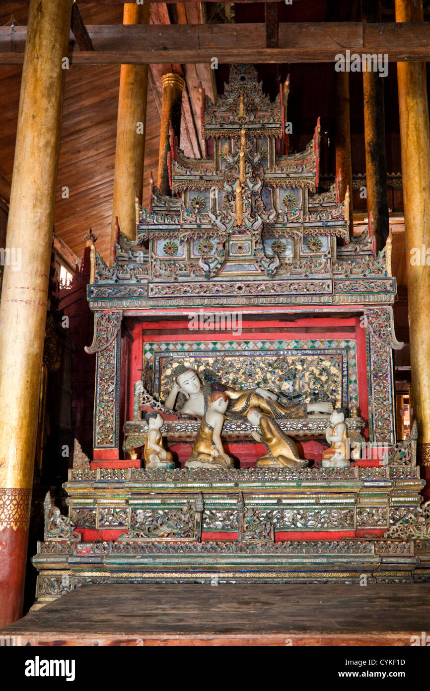 Myanmar, Burma. Reclining Buddha-Schrein in der Nga Hpe Kyaung (Springen Katze) Kloster, Inle-See, Shan-Staat. Stockfoto