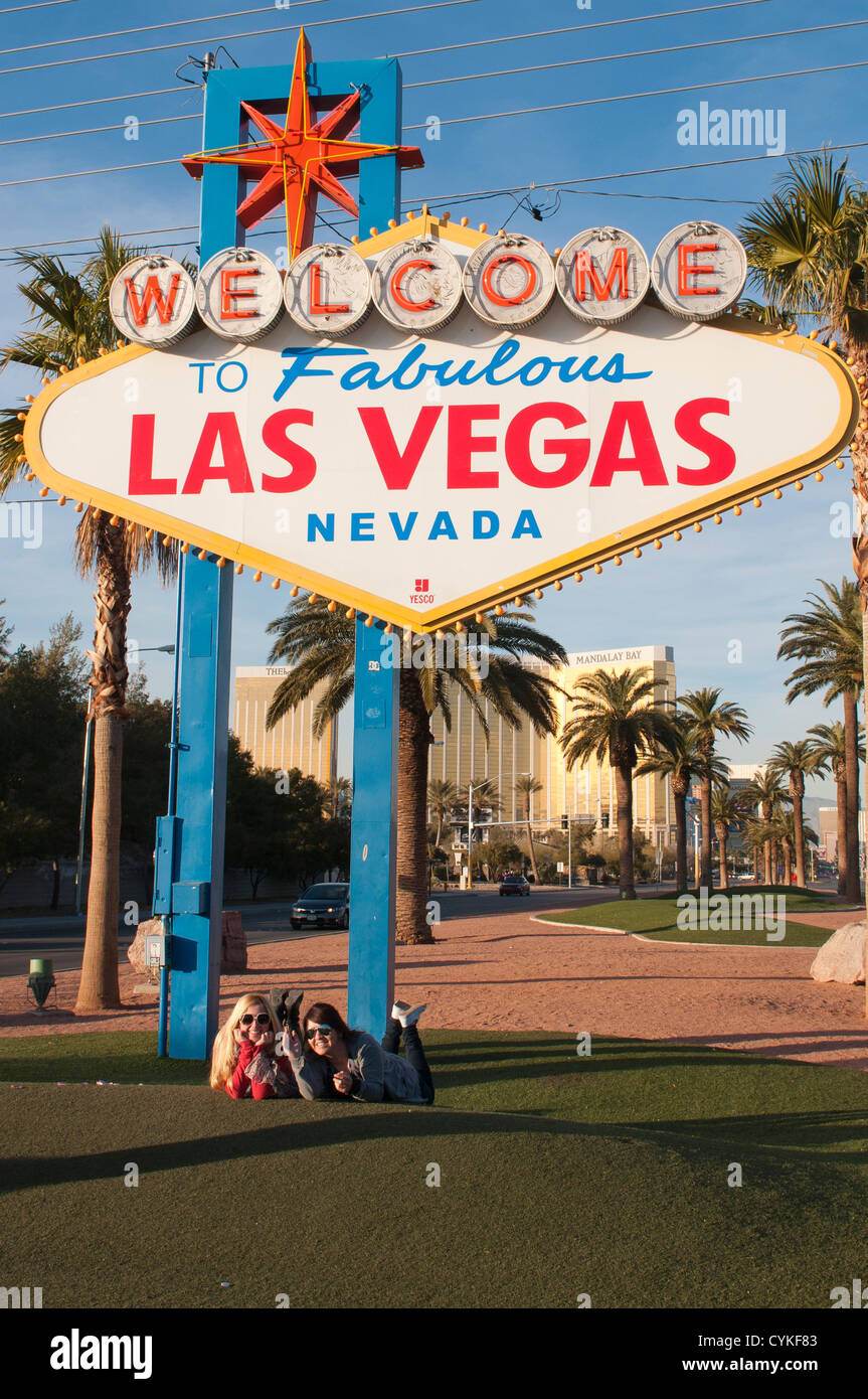 Mädchen posiert unter der weltberühmten willkommen Fabulous Las Vegas Sign, Las Vegas, Nevada. Stockfoto