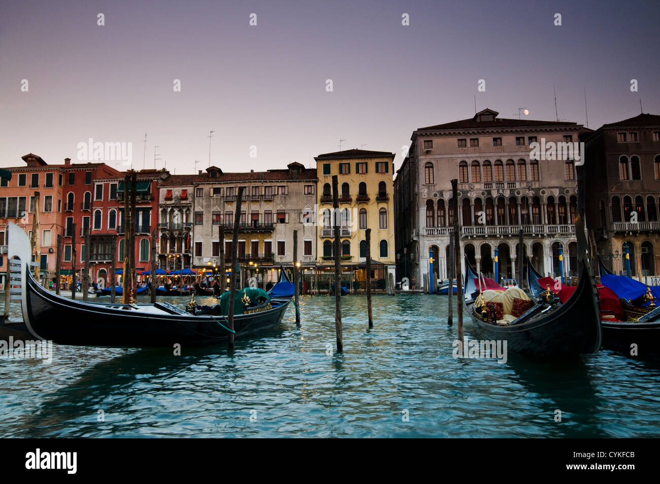 Berühmte Gondeln von Venedig vor Anker in den Canal grande vor venezianische Architektur Stockfoto