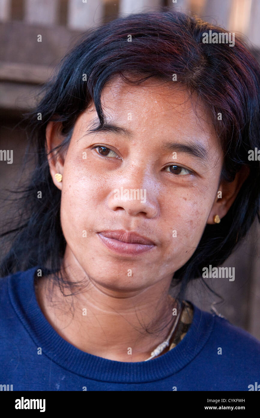 Myanmar, Burma. Burmesische Frau, Intha Volksgruppe, Inle-See, Shan-Staat. Stockfoto