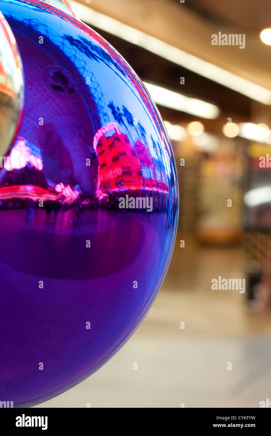 Glas-Christmas Ball Dekoration nachts an der Fremont Street Experience Neonlichter Las Vegas, Nevada, USA. Stockfoto