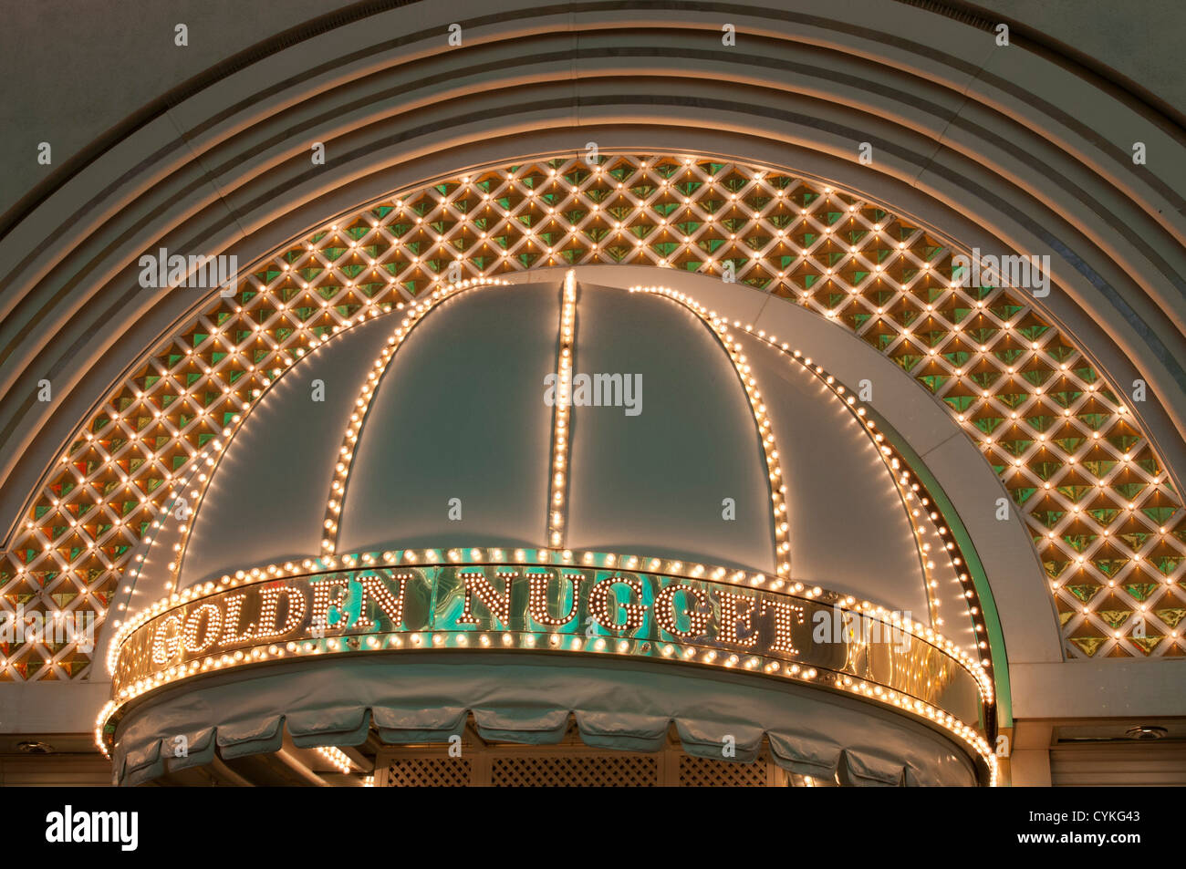 Golden Nugget Hotel Casino nachts an der Fremont Street Experience Neonlichter Las Vegas, Nevada, USA. Stockfoto