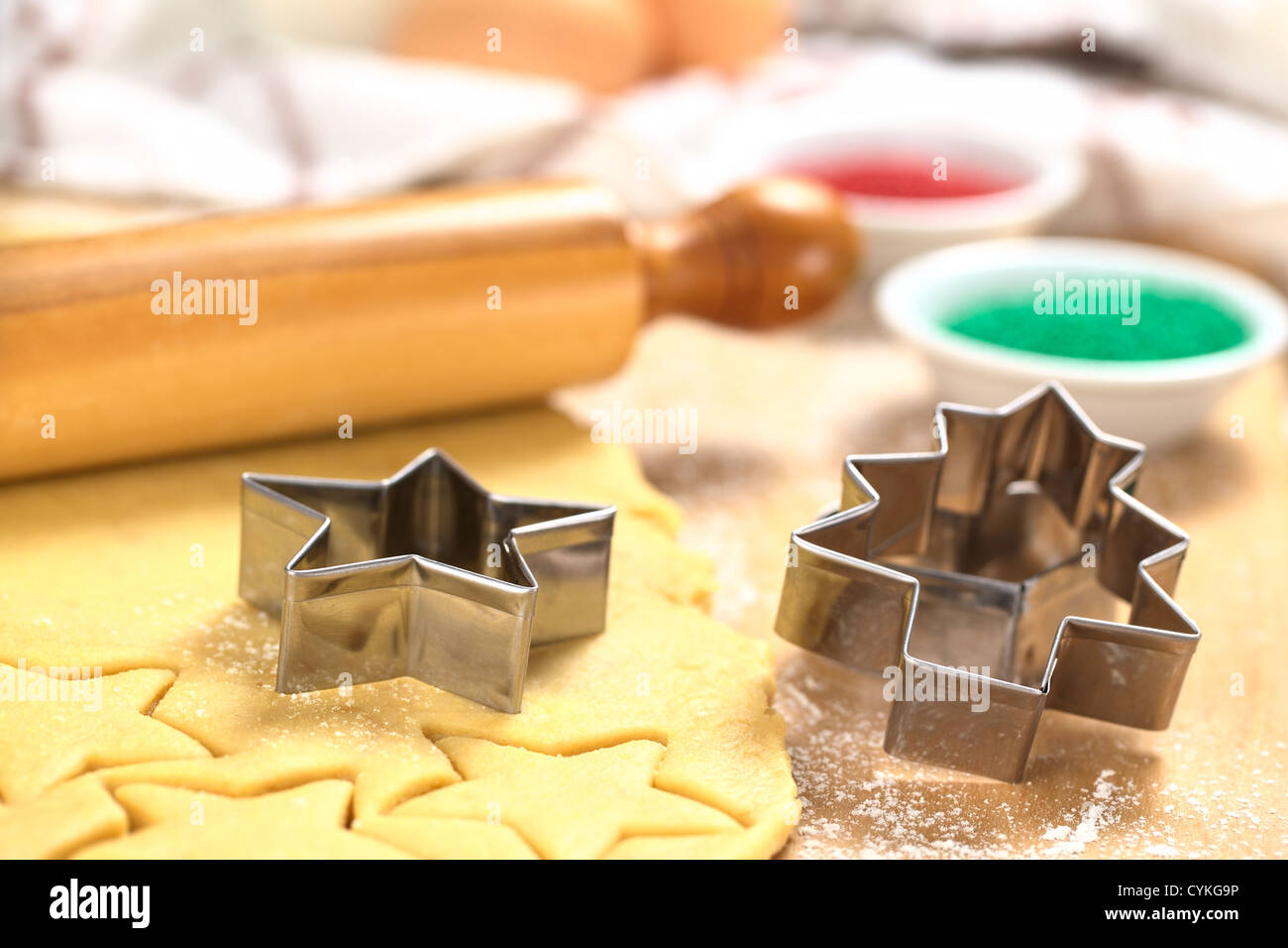Weihnachtsplätzchen Backen: Ausstecher auf Zucker oder Butter Cookie-Teig mit Nudelholz und bunten Streuseln ausgerollt Stockfoto