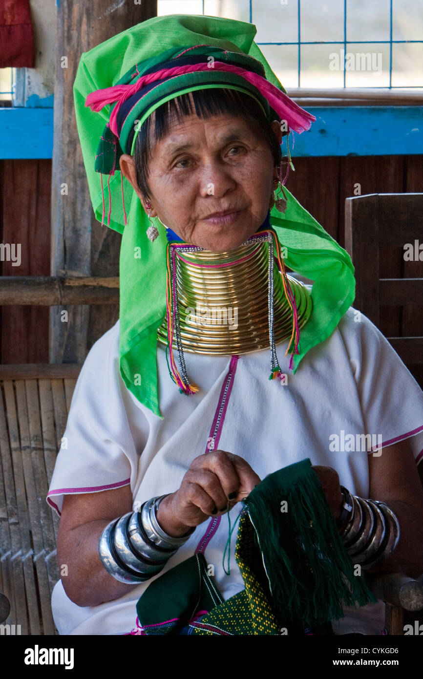 Myanmar, Burma. Padaung Frau mit Messing Hals Spulen, nähen. Inle-See, Shan-Staat. Die Padaung nennt man auch Kayan Lahwi. Stockfoto