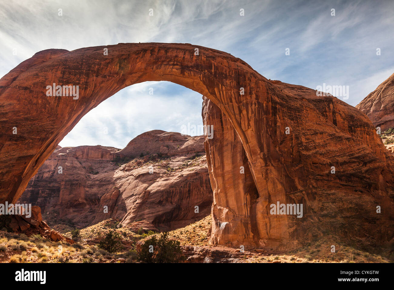 Rainbow Bridge National Monument in Lake Powell ist die weltweit größte bekannte Naturbrücke. Es befindet sich auf dem Navajo Reservat. Stockfoto