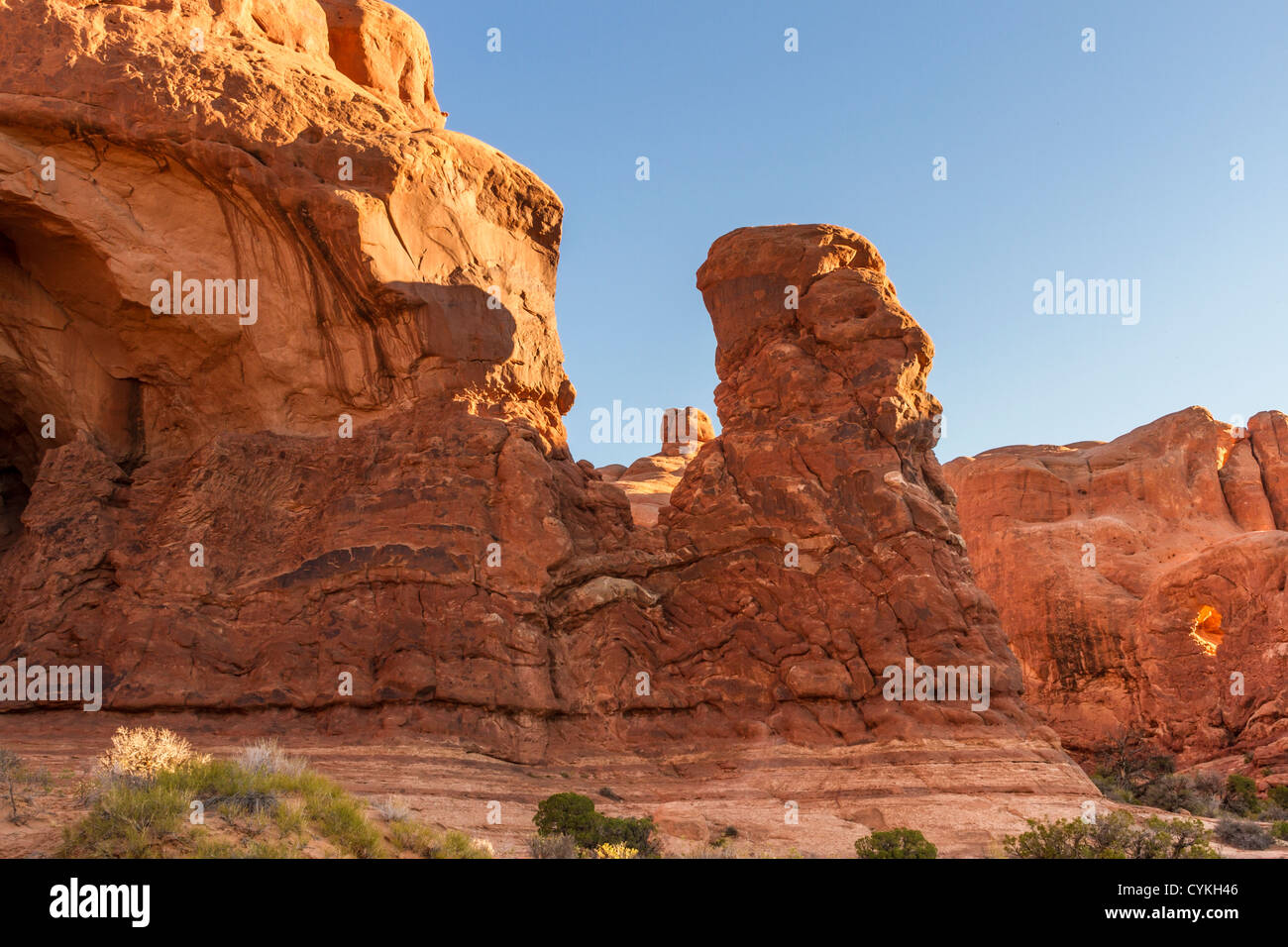 Die Felsformationen aus Sandstein im frühen Morgenlicht im Arches National Park in Utah. Stockfoto