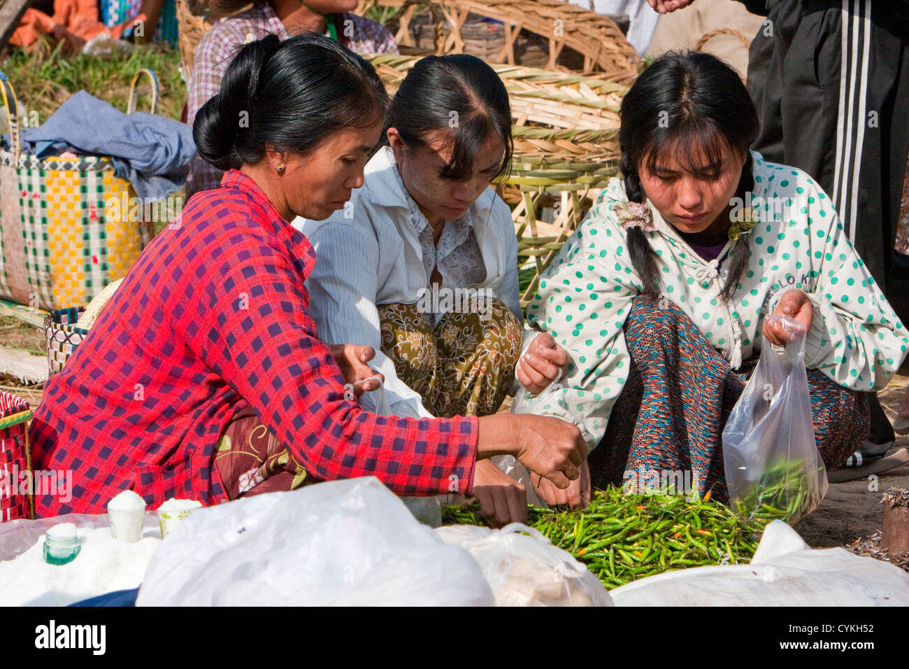 Myanmar, Burma. Birmanischen Frauen Chilischoten in "Five-Day"-Markt, Inle-See, Shan-Staat zu kaufen. Stockfoto