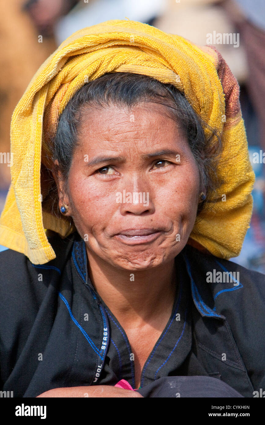 Myanmar, Burma. Burmesische Frau Pa-O ethnische Gruppe im lokalen Markt, Inle-See, Shan State. Stockfoto