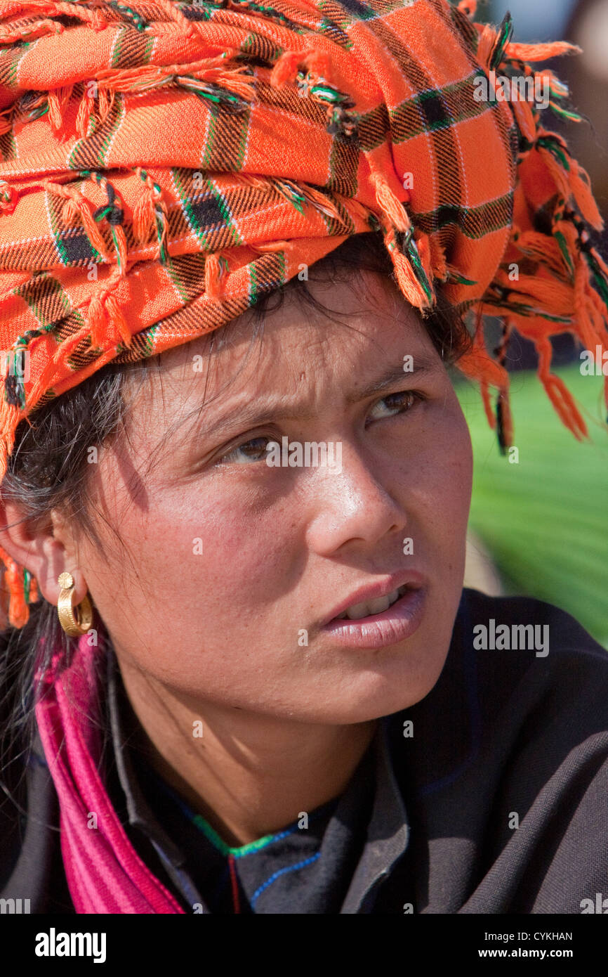 Myanmar, Burma. Frau von Pa-O Volksgruppe im lokalen Markt, Inle-See, Shan State. Stockfoto