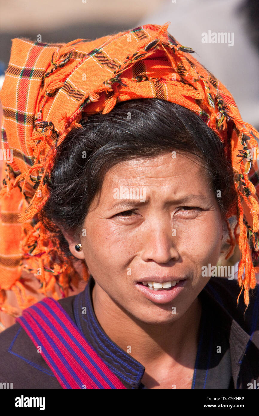 Myanmar, Burma. Frau von Pa-O Volksgruppe im lokalen Markt, Inle-See, Shan State. Stockfoto