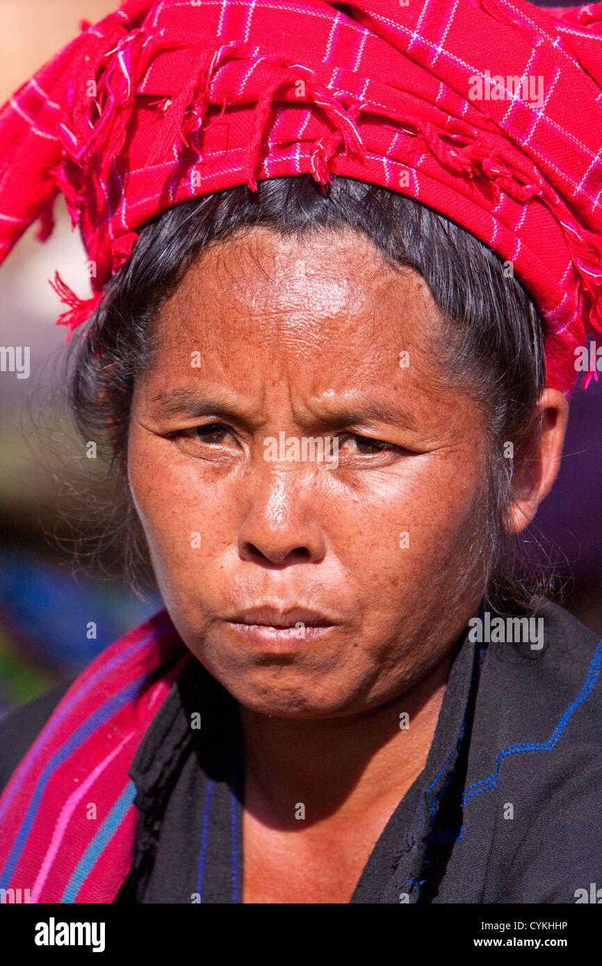 Myanmar, Burma. Frau von Pa-O Volksgruppe im lokalen Markt, Inle-See, Shan State. Stockfoto