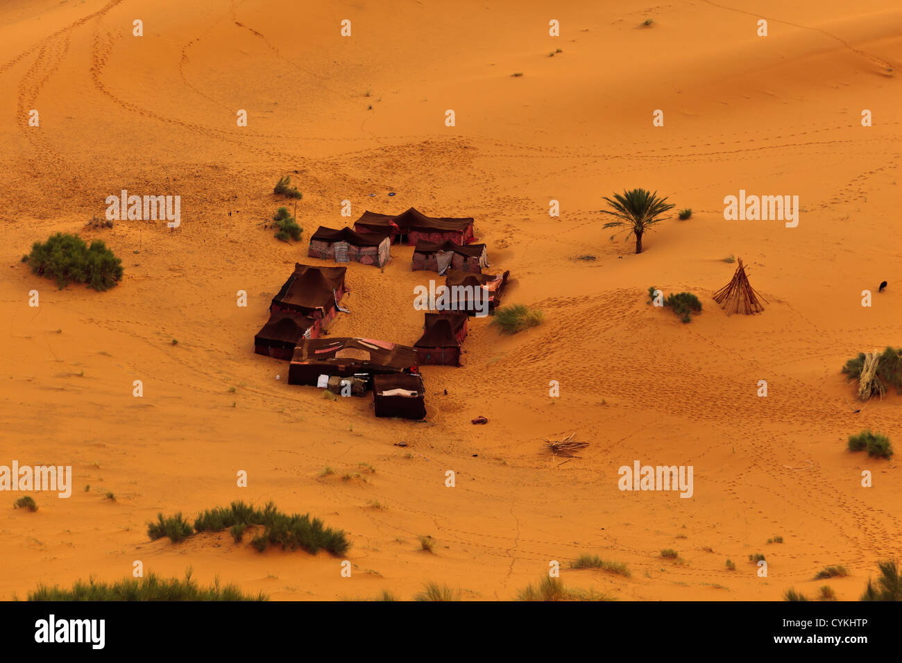 Luftaufnahme von einem barackenlager einer Gruppe von beduinenzelten in der Wüste Sahara in Marokko Afrika Stockfoto