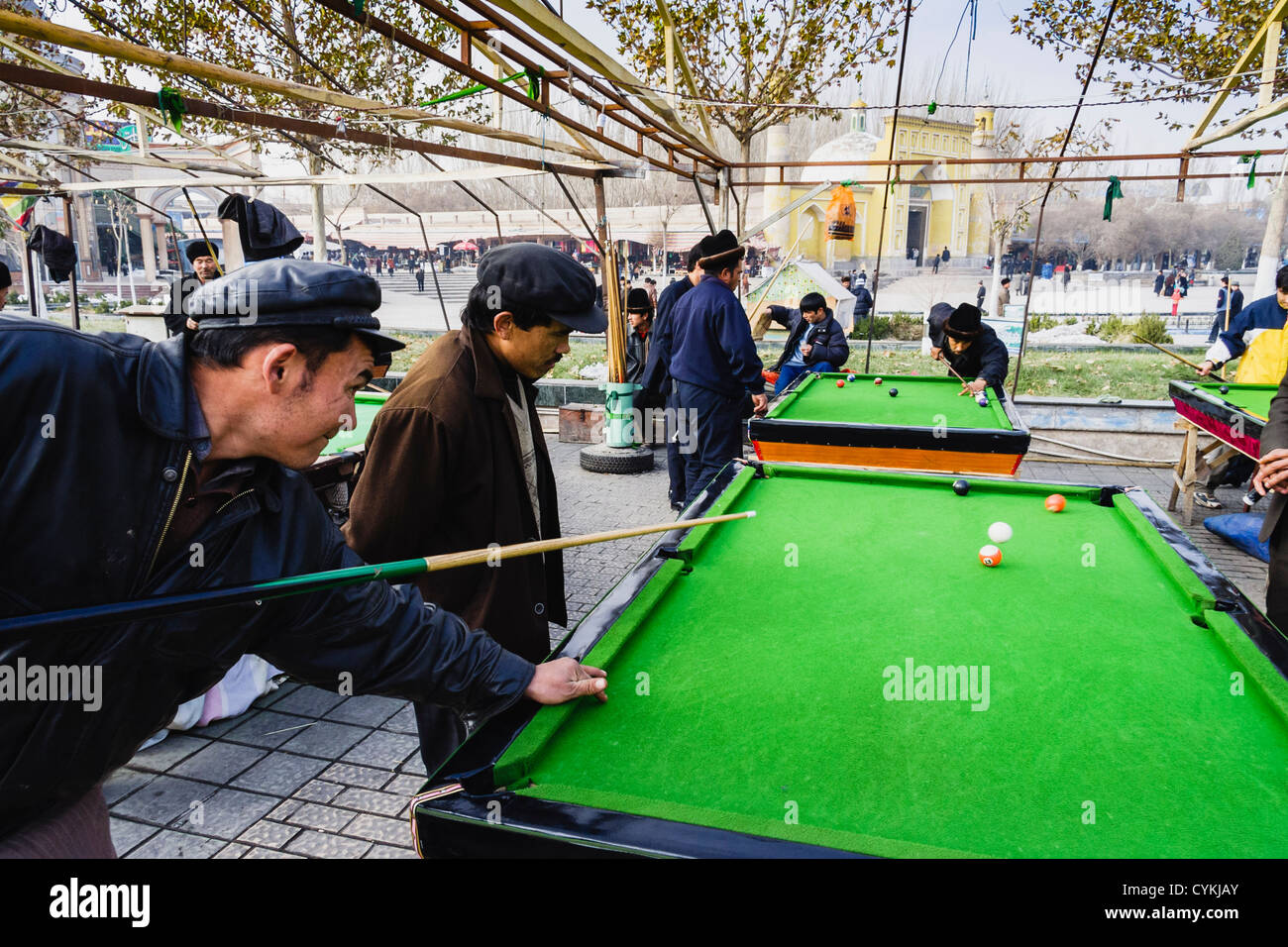 Uyghur Männer spielen Pool draußen durch die ID-Kah Moschee. Kashgar, Xinjiang, China Stockfoto