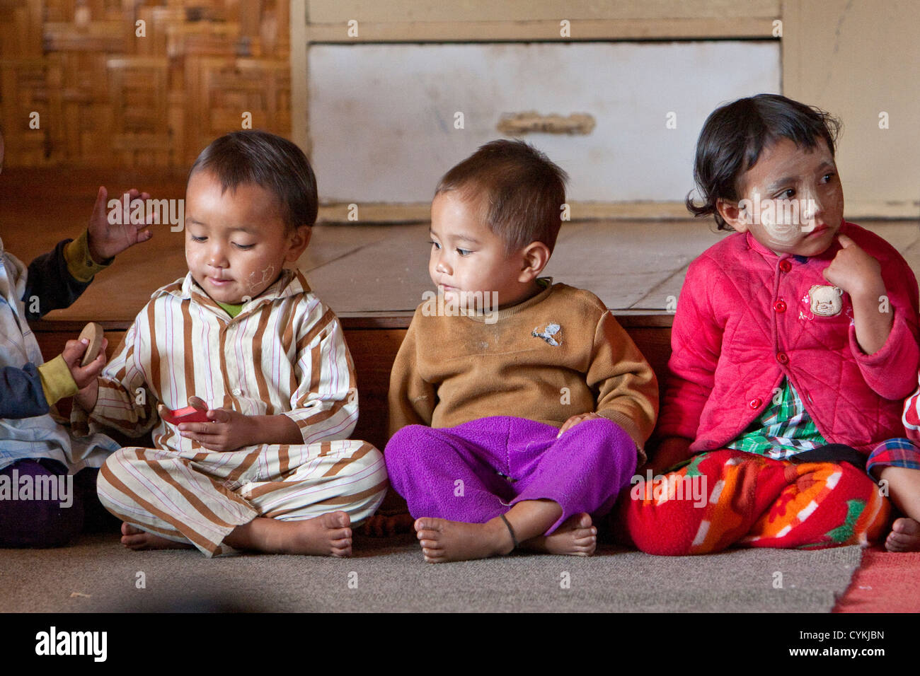 Myanmar, Burma. Inle-See, Shan-Staat. Birmanisch Vorschule Kinder Intha ethnische Gruppe. Stockfoto