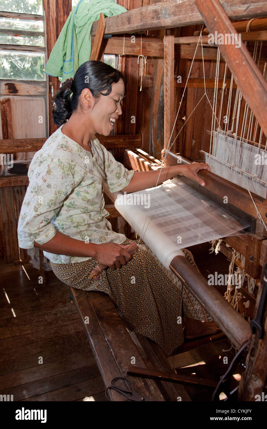 Myanmar, Burma. Burmesische Weaver Arbeit ihren Webstuhl, Inle-See, Shan State. Stockfoto