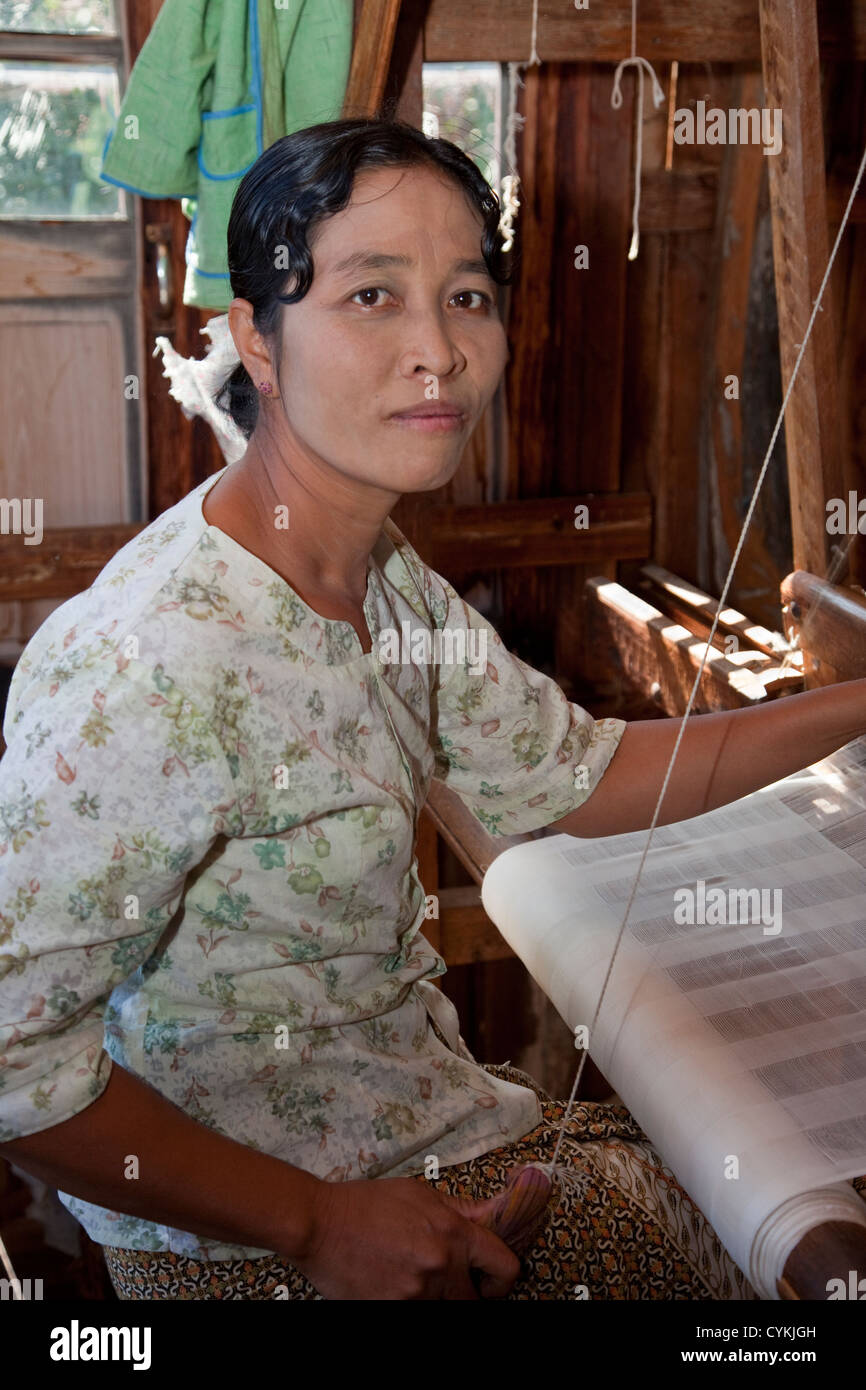Myanmar, Burma. Burmesische Weaver Arbeit ihren Webstuhl, Inle-See, Shan State. Stockfoto