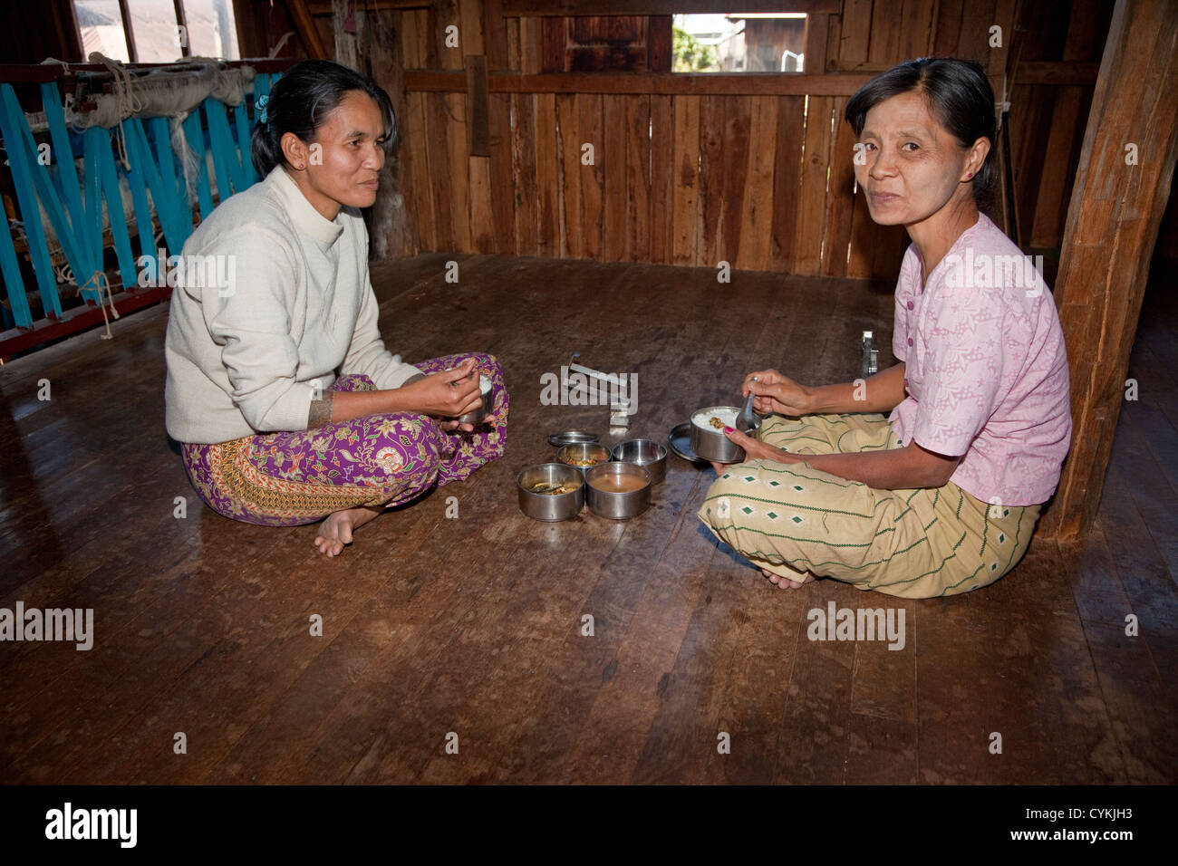 Myanmar, Burma. Zwei birmanischen Frauen dem Mittagessen in Arbeit, Inle-See, Shan-Staat. Stockfoto