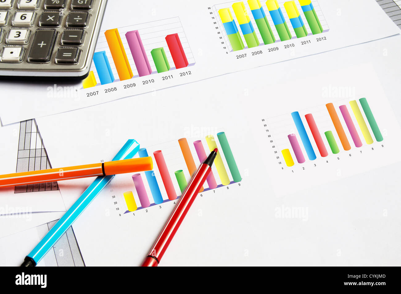Finanzielle Papierdiagramme und Grafiken auf dem Tisch Stockfoto