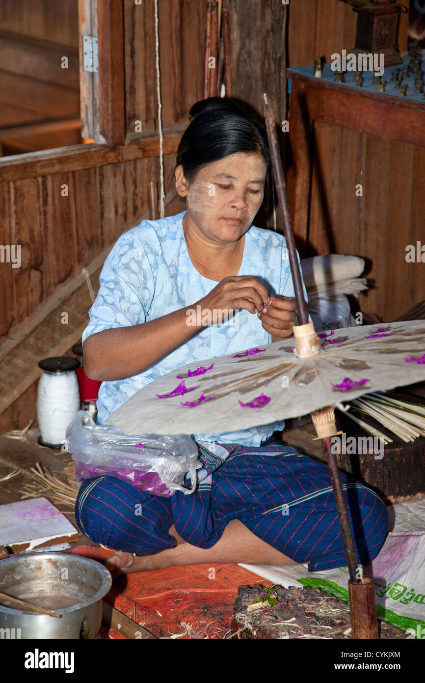 Myanmar, Burma. Burmesische Frau, Regenschirme, Inle-See, Shan Staat. Stockfoto