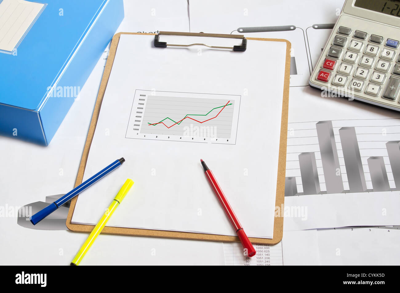 Finanzielle Papierdiagramme und Grafiken auf dem Tisch Stockfoto