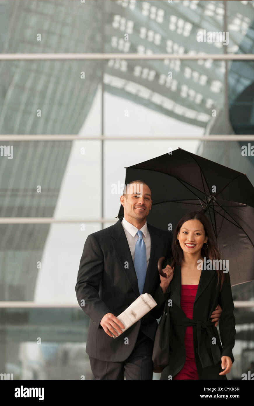 Geschäftsleuten stehen zusammen mit Regenschirm Stockfoto