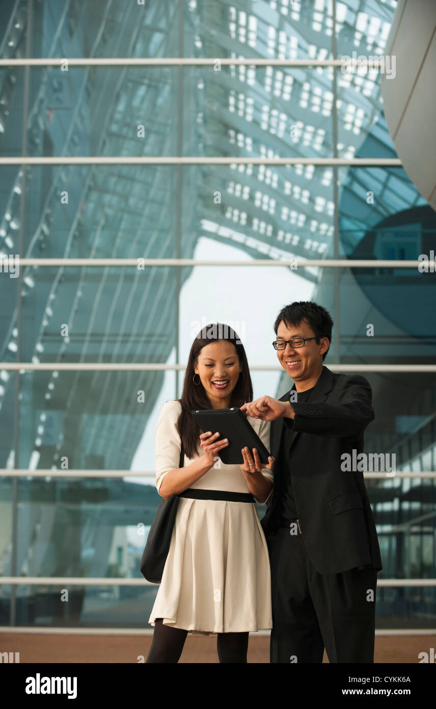 Asiatische Geschäftsleute mit digital-Tablette Stockfoto